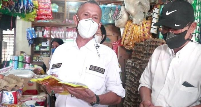 Asisten II Bidang Ekonomi Cek Minyak Goreng Satu Harga di Pasar Dabo