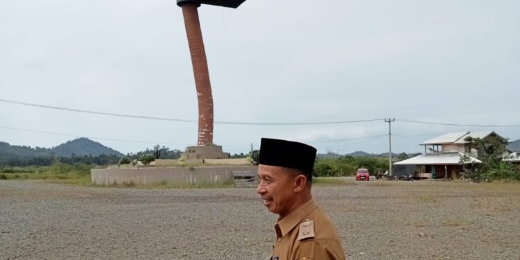 Layar Sampan Pada Tugu Cangkul Desa Sungai Besar Hampir Lepas, Kades Khawatir Membahayakan Pengunjung