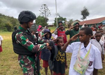 Upaya Membentuk Generasi Muda Napua Yang Disiplin dan Cinta Tanah Air, Satgas 114 Satria Musara Melatih Baris Berbaris dan Tata Cara Pengibaran Bendera