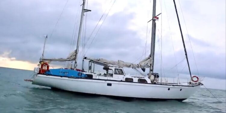 Kapal Yacht Yang Dinakhodai Warga Kanada Terdampar di Laut Lingga
