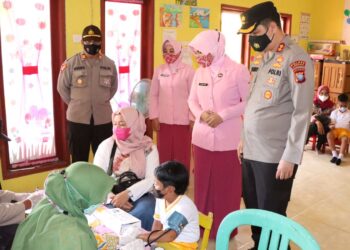 Kapolres Lingga Berikan Semangat Dalam Pelaksanaan Vaksinasi Murid TK Kemala Bhayangkari Singkep