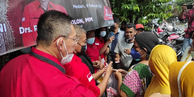 Peringati HUT PDIP ke-49 dan Imlek 2573, Wong Chun Sen Bagikan Sembako