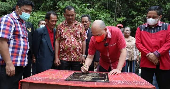 Bupati Taput Kunker, Resmikan Jembatan di Dusun Simarsalaon Desa Pertengahan Parmonangan