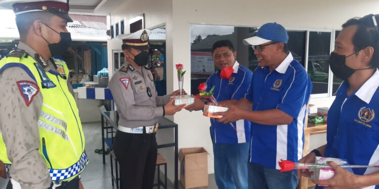 PWI Lingga Bagikan Bingkisan dan Bunga ke Pengguna Jalan Dalam Rangka HPN 2022