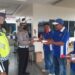 PWI Lingga Bagikan Bingkisan dan Bunga ke Pengguna Jalan Dalam Rangka HPN 2022