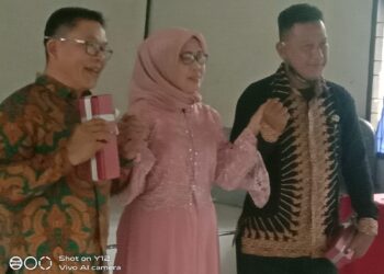 SMPN 1 Pulau Rakyat Gelar Perpisahan Kasek, Hj Juraidah Berikan Cenderamata