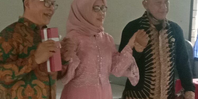 SMPN 1 Pulau Rakyat Gelar Perpisahan Kasek, Hj Juraidah Berikan Cenderamata
