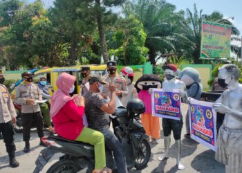 Antisipasi Varian Baru Virus Omicron, Polres Karimun  Bagi Masker Gratis