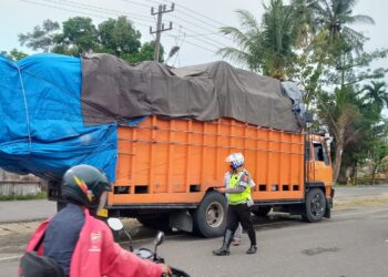 Sat Lantas Polres Lhokseumawe Tertibkan Pengemudi Truk Bawa Muatan Berlebihan