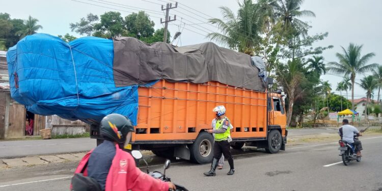 Sat Lantas Polres Lhokseumawe Tertibkan Pengemudi Truk Bawa Muatan Berlebihan