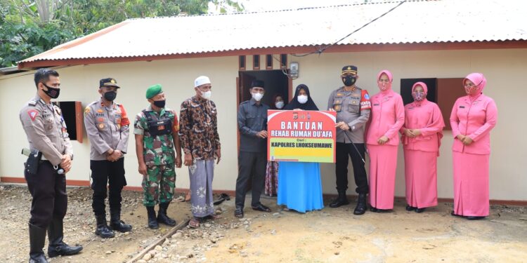 Bakti Bhayangkara Untuk Negeri, Kapolres Lhokseumawe Bersama Ketua Bhayangkari Serahkan Kunci Rumah Layak Huni di Ulee Jalan