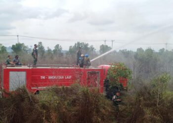 Lanal Ranai Turunkan 2 Damkar Padamkan Lahan Terbakar Di Desa Penarik