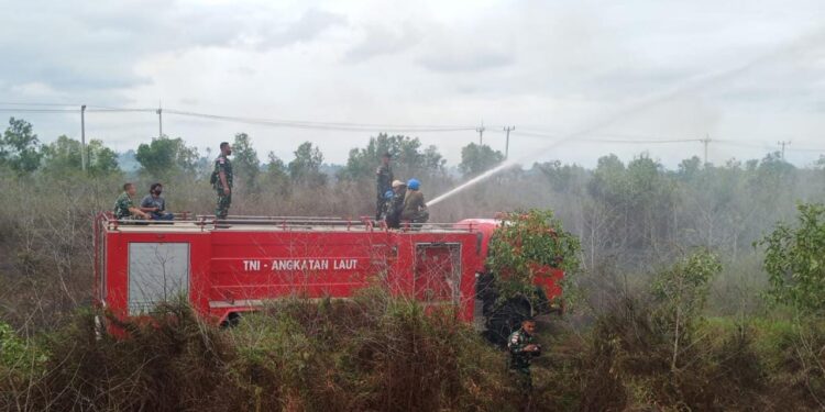 Lanal Ranai Turunkan 2 Damkar Padamkan Lahan Terbakar Di Desa Penarik