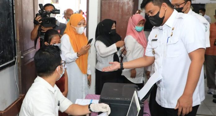Bobby Nasution Tinjau Vaksinasi Anak, Orang Tua Siswa Mengaku Bersyukur Anaknya Di Vaksin