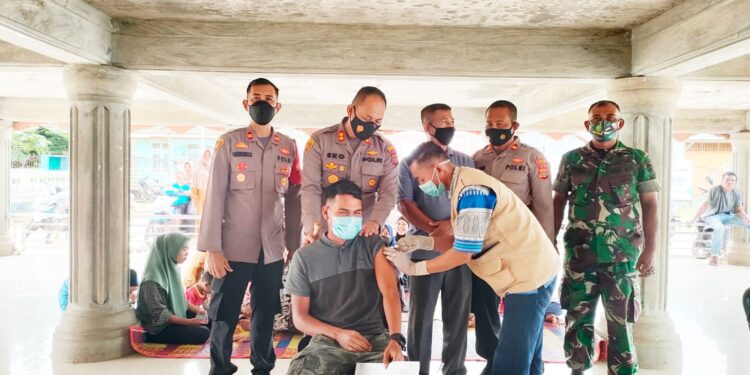 Kapolres Lhokseumawe Pantau Langsung Vaksinasi Serentak di Desa Blang Cut