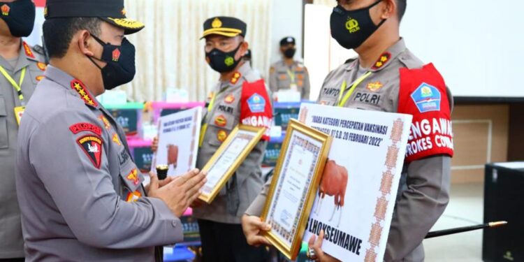 Capai Target Vaksin, Kapolri Serahkan Penghargaan dan Hadiah Kepada Kapolres Lhokseumawe