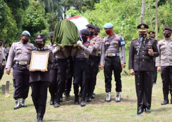 Penghormatan Terakhir Untuk Alm. Iptu Jasrul, Polres Natuna Laksanakan Upacara Pemakaman Dinas Kepolisian