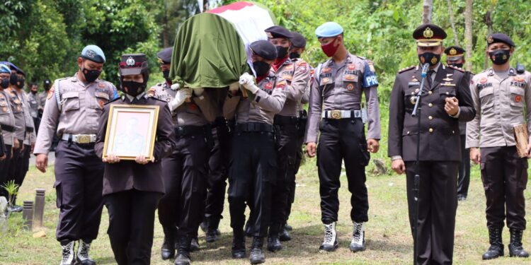 Penghormatan Terakhir Untuk Alm. Iptu Jasrul, Polres Natuna Laksanakan Upacara Pemakaman Dinas Kepolisian