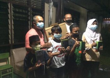Bobby Nasution Bantu1 Unit laptop dan 20 gagdet kepada Sanggar Genius Ar Rasyiid