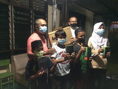 Bobby Nasution Bantu1 Unit laptop dan 20 gagdet kepada Sanggar Genius Ar Rasyiid