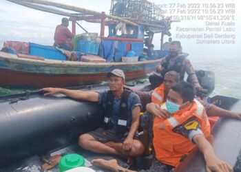 Kapal Nelayan Tenggelam Diselamatkan Polair Polda Sumut Bersama Posmat TNI-AL