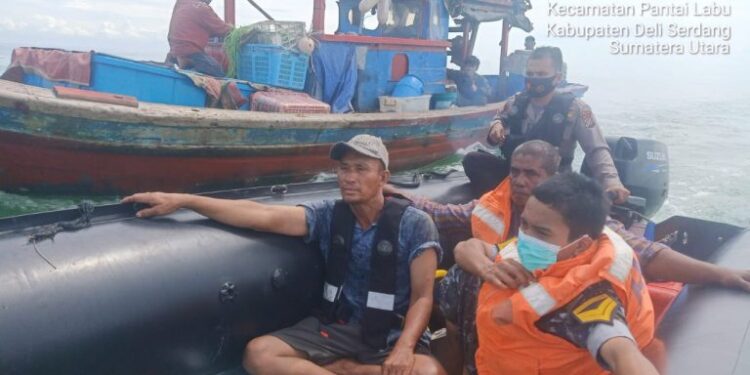 Kapal Nelayan Tenggelam Diselamatkan Polair Polda Sumut Bersama Posmat TNI-AL