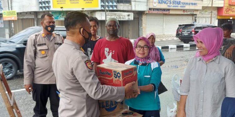 Polsek Medan Kota Bersama Polrestabes Medan Serahkan Bantuan Sosial Kepada Warga Korban Banjir