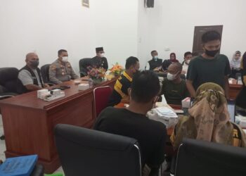 Kapolres Natuna AKBP Iwan AryandhyAjak Warga Vaksin