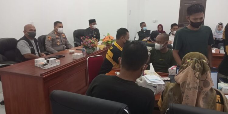 Kapolres Natuna AKBP Iwan AryandhyAjak Warga Vaksin