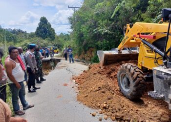 Jalan Pangaribuan – Garoga Putus, Kapolsek Pangaribuan, Dandramil dan Camat Turun ke Lokasi Longsor