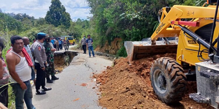 Jalan Pangaribuan – Garoga Putus, Kapolsek Pangaribuan, Dandramil dan Camat Turun ke Lokasi Longsor