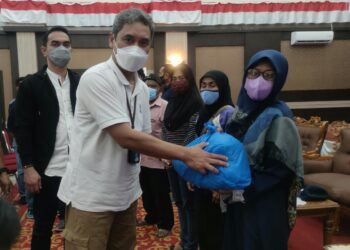 PT Timah Bersama BUMN Salurkan 300 Paket Sembako untuk Warga Karimun