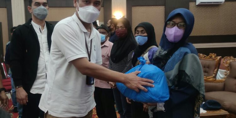 PT Timah Bersama BUMN Salurkan 300 Paket Sembako untuk Warga Karimun