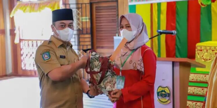 Bupati Lingga Dukung Kegiatan Pelatihan Pembuatan Tudung Manto