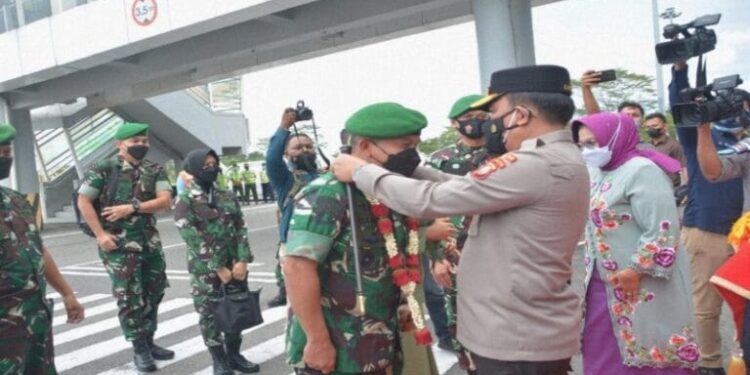 Mayjen TNI Achmad Daniel Chardin Dikalungi Bunga Oleh Kapolda Sumut