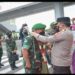 Mayjen TNI Achmad Daniel Chardin Dikalungi Bunga Oleh Kapolda Sumut