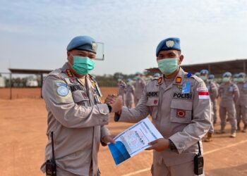 Dua Personel Brimob Polda Riau Peroleh Penghargaan Dari Satgas Garuda Bhayangkara FPU 3 MINUSCA