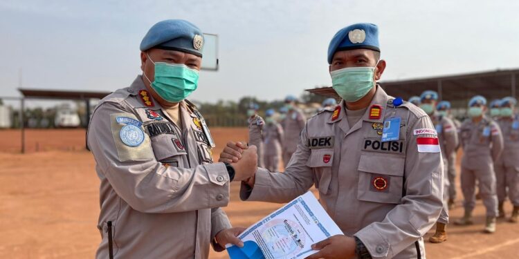 Dua Personel Brimob Polda Riau Peroleh Penghargaan Dari Satgas Garuda Bhayangkara FPU 3 MINUSCA