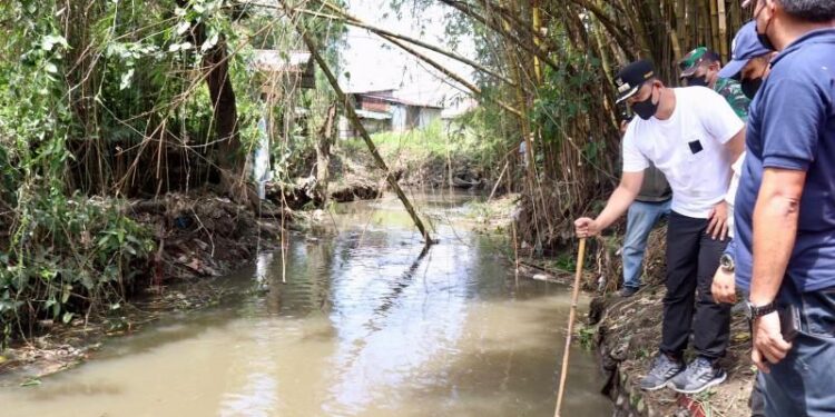 Bobby Turun Bersihkan Sungai Selayang, Masyarakat Turut Membantu