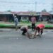 Beri Rasa Aman Bagi Pengendara, Personel Polsek Muara Satu Bersama Warga Tambal Jalan Berlubang