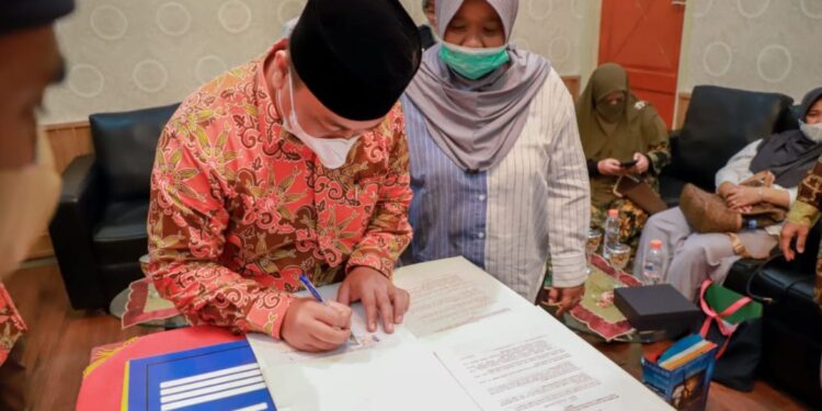 Gandeng Umrah, Pemkab Lingga Tandatangani Nota Kesepahaman Desa Binaan