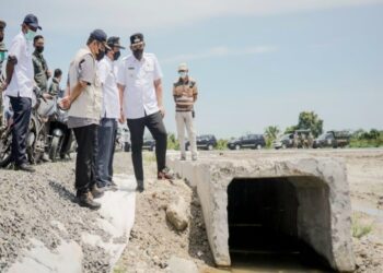 Wali Kota Medan Bobby Nasution Tinjau Pembersihan Parit AMD di Jalan Speksi Medan Marelan
