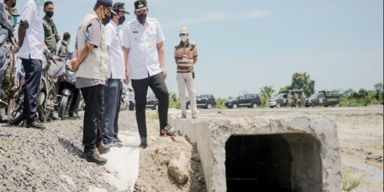 Wali Kota Medan Bobby Nasution Tinjau Pembersihan Parit AMD di Jalan Speksi Medan Marelan