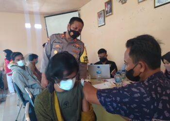 Pantau Vaksinasi Dosis 3, Wan Siswandi Beri Semangat Nasi Kapau