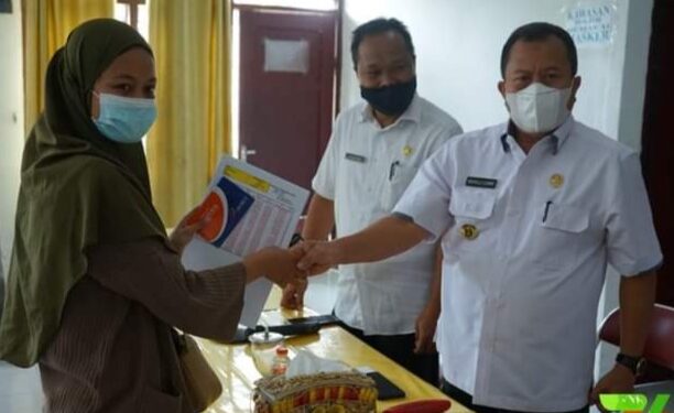 Pemkab Asahan Salurkan Buku Tabungan Dana Pinjaman Bergulir