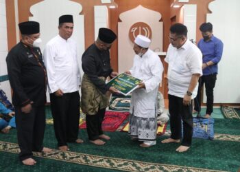 Safari Jumat, Bobby Nasution Berikan Akte Koperasi dan Bantuan Dana Rehab Masjid Al-Aminin Medan Perjuangan