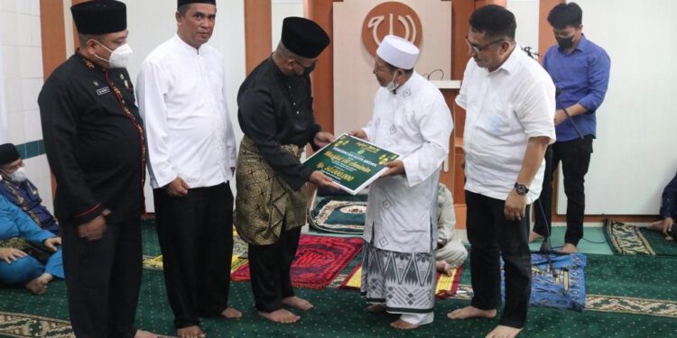 Safari Jumat, Bobby Nasution Berikan Akte Koperasi dan Bantuan Dana Rehab Masjid Al-Aminin Medan Perjuangan