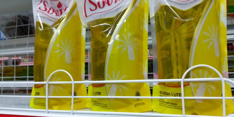 Ibu Rumah Tangga Keluh Harga Minyak Goreng Melambung Tinggi