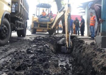 Pemko Medan Bersama Warga Kompak Bersihkan Gorong gorong