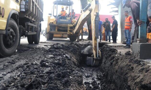 Pemko Medan Bersama Warga Kompak Bersihkan Gorong gorong